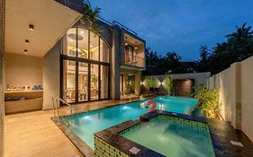Vana - A Lindsay Manor
